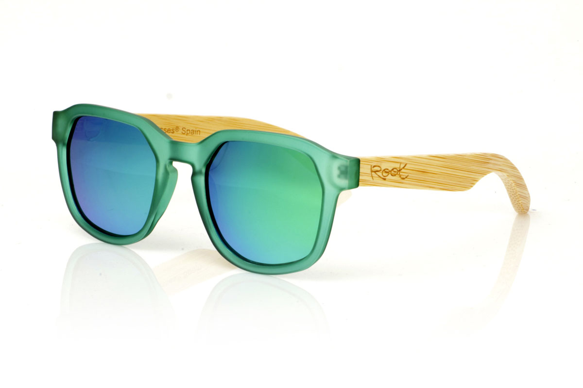 Wood eyewear of Maple MOON GREEN. MOON GREEN sunglasses are the freshness you are looking for to complete your look. With a hexagonal frame in an eye-catching matte transparent green, these glasses are the definition of unique style. The temples, made of maple wood, add that natural and subtle touch, making each pair something special. The combination is not only visually attractive, but also comfortable and practical for everyday use. Whether for a walk through the city or a getaway to nature, the MOON GREEN accompanies you with style and protection. Front measurement: 148x50mm. Caliber: 53. for Wholesale & Retail | Root Sunglasses® 